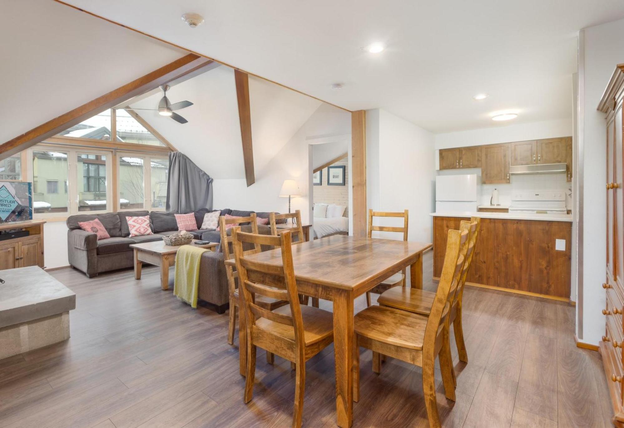 Fitzsimmons B - Private Sauna, Located In The Heart Of Village Ferienhaus *
